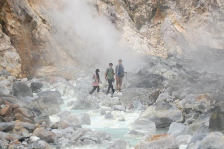 Pesona Eksotis Kawah Ratu Gunung Salak Yang Memukau