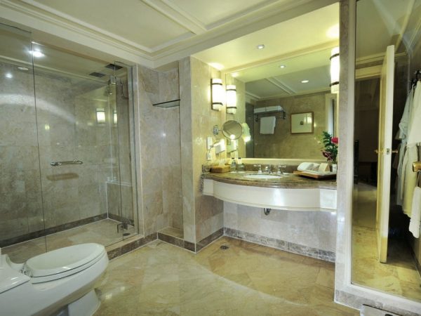 Club Suite Bathroom - Hotel Borobudur Jakarta: Harga, Tipe Kamar dan Fasilitas Untuk Liburan Anda - jakartatraveller.com