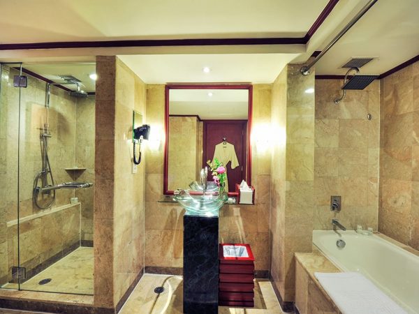 Deluxe Suite Bathroom - Hotel Borobudur Jakarta: Harga, Tipe Kamar dan Fasilitas Untuk Liburan Anda - jakartatraveller.com