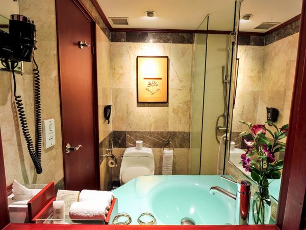 Executive Room Bathroom - Hotel Borobudur Jakarta: Harga, Tipe Kamar dan Fasilitas Untuk Liburan Anda - jakartatraveller.com