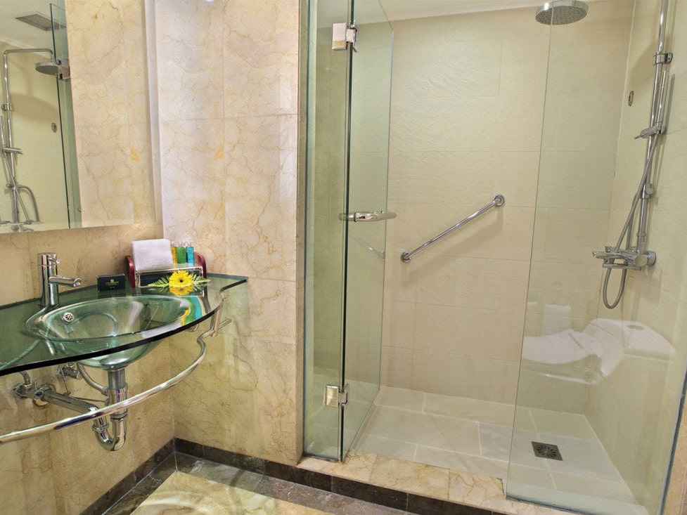 Executive Room Bathroom - Hotel Borobudur Jakarta: Harga, Tipe Kamar dan Fasilitas Untuk Liburan Anda - jakartatraveller.com