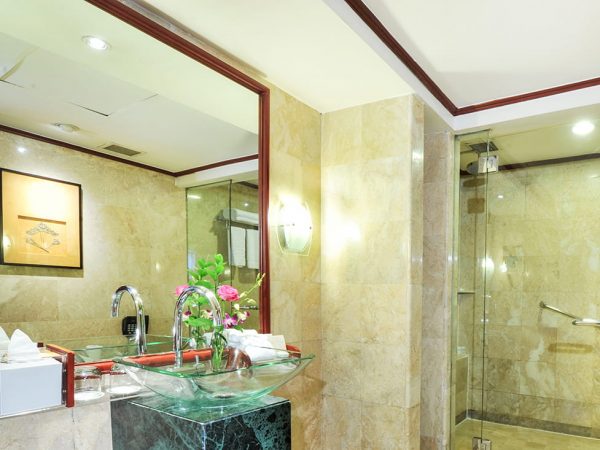 Executive Suite Bathroom - Hotel Borobudur Jakarta: Harga, Tipe Kamar dan Fasilitas Untuk Liburan Anda - jakartatraveller.com