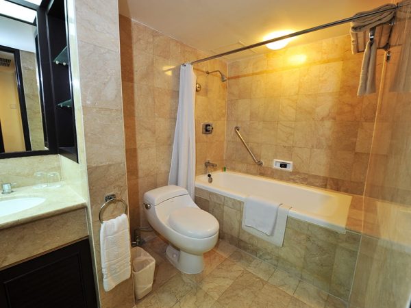 Garden Wing Suite Bathroom - Hotel Borobudur Jakarta: Harga, Tipe Kamar dan Fasilitas Untuk Liburan Anda - jakartatraveller.com