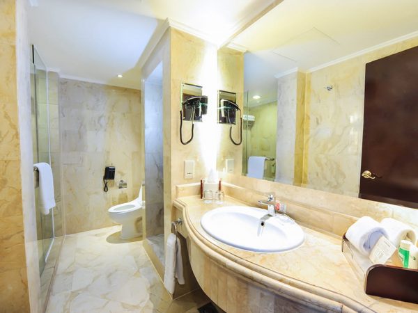 Junior Suite Bathroom - Hotel Borobudur Jakarta: Harga, Tipe Kamar dan Fasilitas Untuk Liburan Anda - jakartatraveller.com