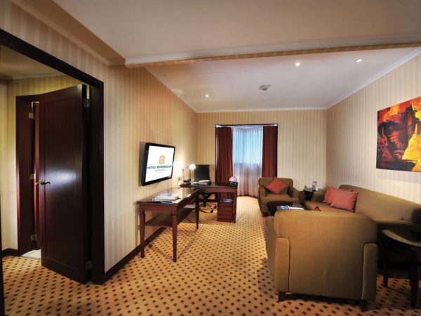 Junior Suite Living Room - Hotel Borobudur Jakarta: Harga, Tipe Kamar dan Fasilitas Untuk Liburan Anda - jakartatraveller.com