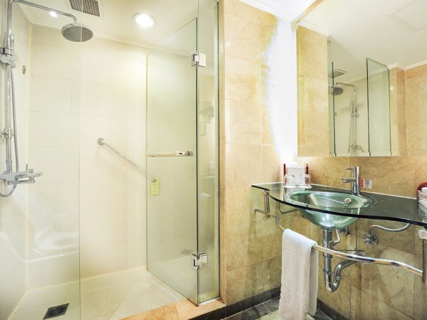Premier Deluxe Room Bathroom - Hotel Borobudur Jakarta: Harga, Tipe Kamar dan Fasilitas Untuk Liburan Anda - jakartatraveller.com