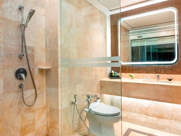 Kamar Mandi Deluxe Premium Room - Pengalaman Menginap Mewah di Hotel Ciputra Jakarta: Fasilitas dan Layanan Terbaik - jakartatraveller.com