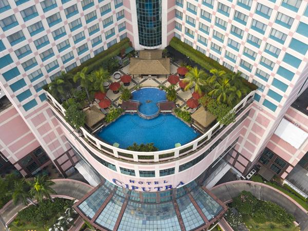 Kolam Renang - Pengalaman Menginap Mewah di Hotel Ciputra Jakarta: Fasilitas dan Layanan Terbaik - jakartatraveller.com