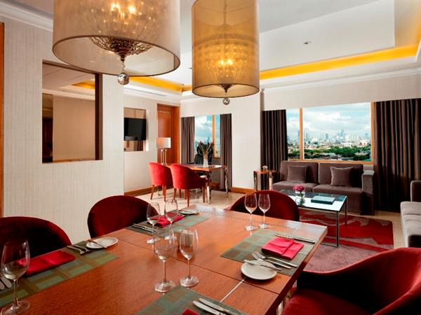 Ruang Tamu dan Ruang Makan Presidential Suite Room - Pengalaman Menginap Mewah di Hotel Ciputra Jakarta: Fasilitas dan Layanan Terbaik - jakartatraveller.com