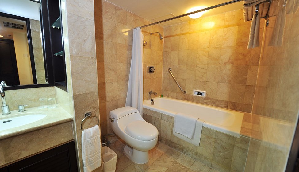 Suite Bathroom Superior - Hotel Borobudur Jakarta: Harga, Tipe Kamar dan Fasilitas Untuk Liburan Anda - jakartatraveller.com