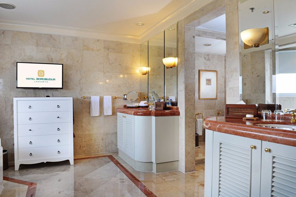 Suite Bathroom Presidential - Hotel Borobudur Jakarta: Harga, Tipe Kamar dan Fasilitas Untuk Liburan Anda - jakartatraveller.com
