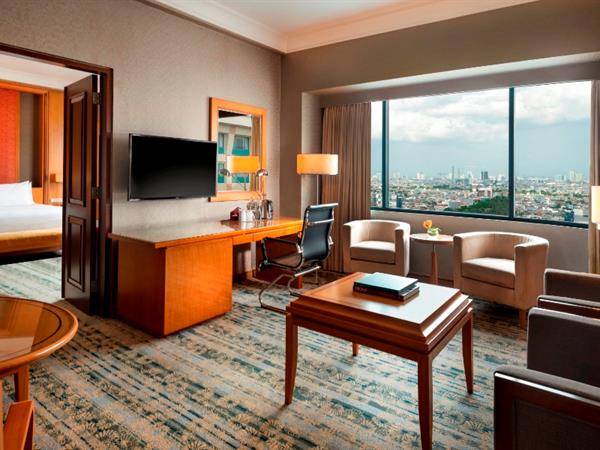 Ruang Tamu Suite Room - Pengalaman Menginap Mewah di Hotel Ciputra Jakarta: Fasilitas dan Layanan Terbaik - jakartatraveller.com